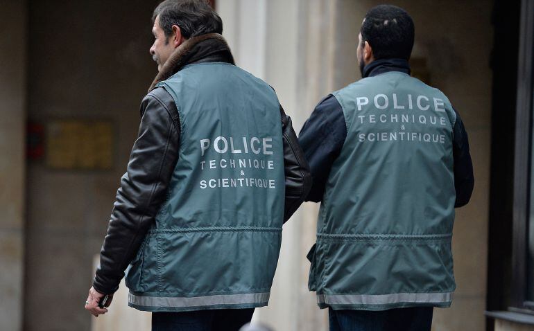 Miembros de la policía científica francesa, a su llegada a la sede central de la revista &#039;Charlie Hebdo&#039;.