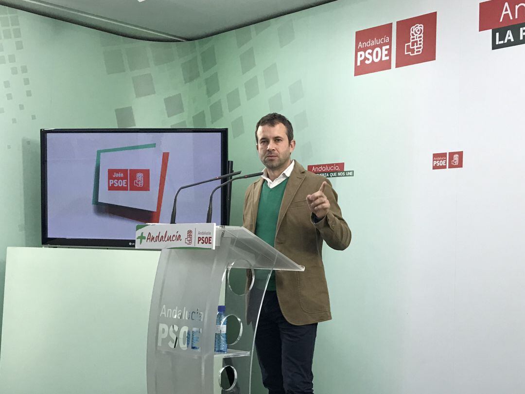 Julio Millán comparece ante los medios en la sede local del PSOE de Jaén.