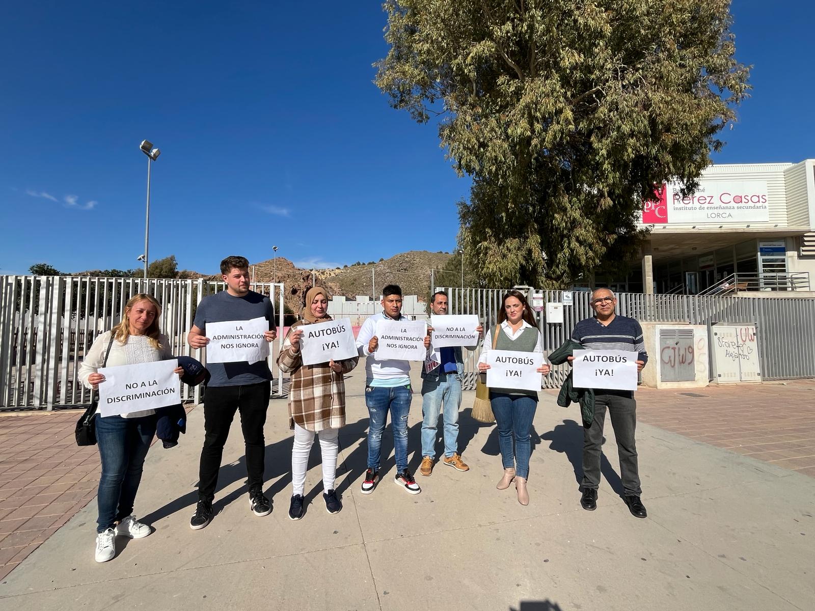 Estudiantes del IES Bartolomé Pérez Casas de Lorca protestan por la falta de transporte escolar