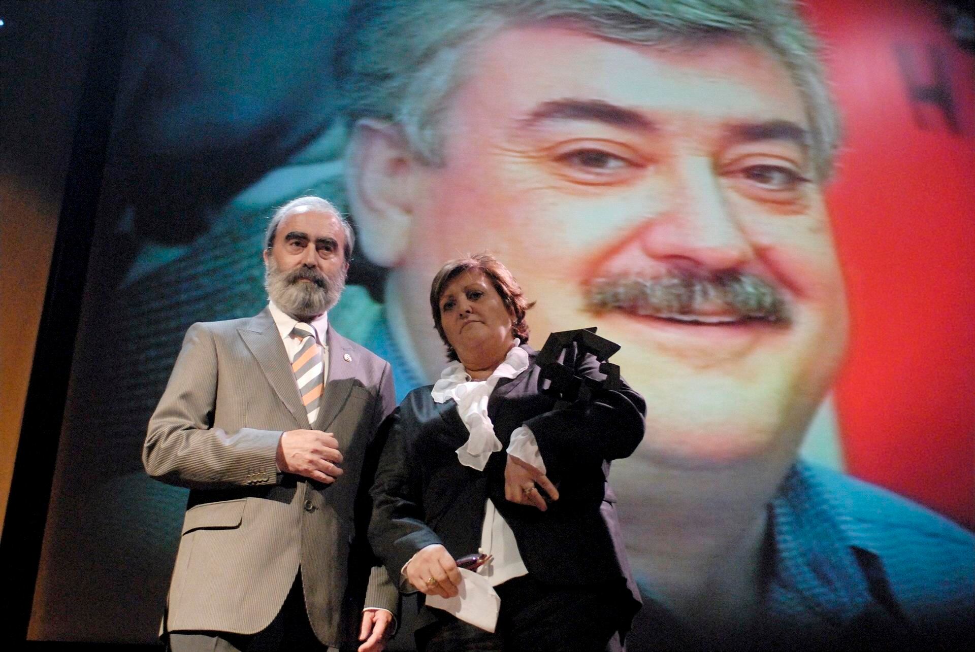 Cineastas y actores asisten hoy al homenaje que ha preparado el comité organizador del XXXVI Festival de Cine de Huesca al principal artífice e impulsor del certamen desde su creación, el recientemente fallecido José María Escriche. En la foto, Fernando Elboj, alcalde de Huesca, entrega el Premio Ciudad de Huesca, a la hermana de Jose Maria Escriche. EFE/PABLO OTÍN