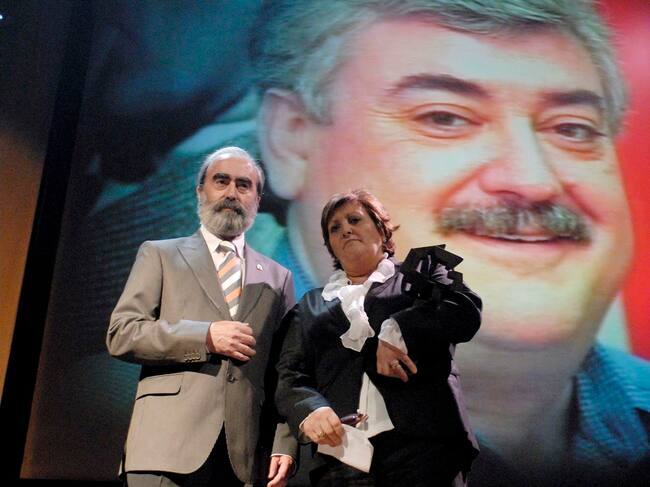 Cineastas y actores asisten hoy al homenaje que ha preparado el comité organizador del XXXVI Festival de Cine de Huesca al principal artífice e impulsor del certamen desde su creación, el recientemente fallecido José María Escriche. En la foto, Fernando Elboj, alcalde de Huesca, entrega el Premio Ciudad de Huesca, a la hermana de Jose Maria Escriche. EFE/PABLO OTÍN