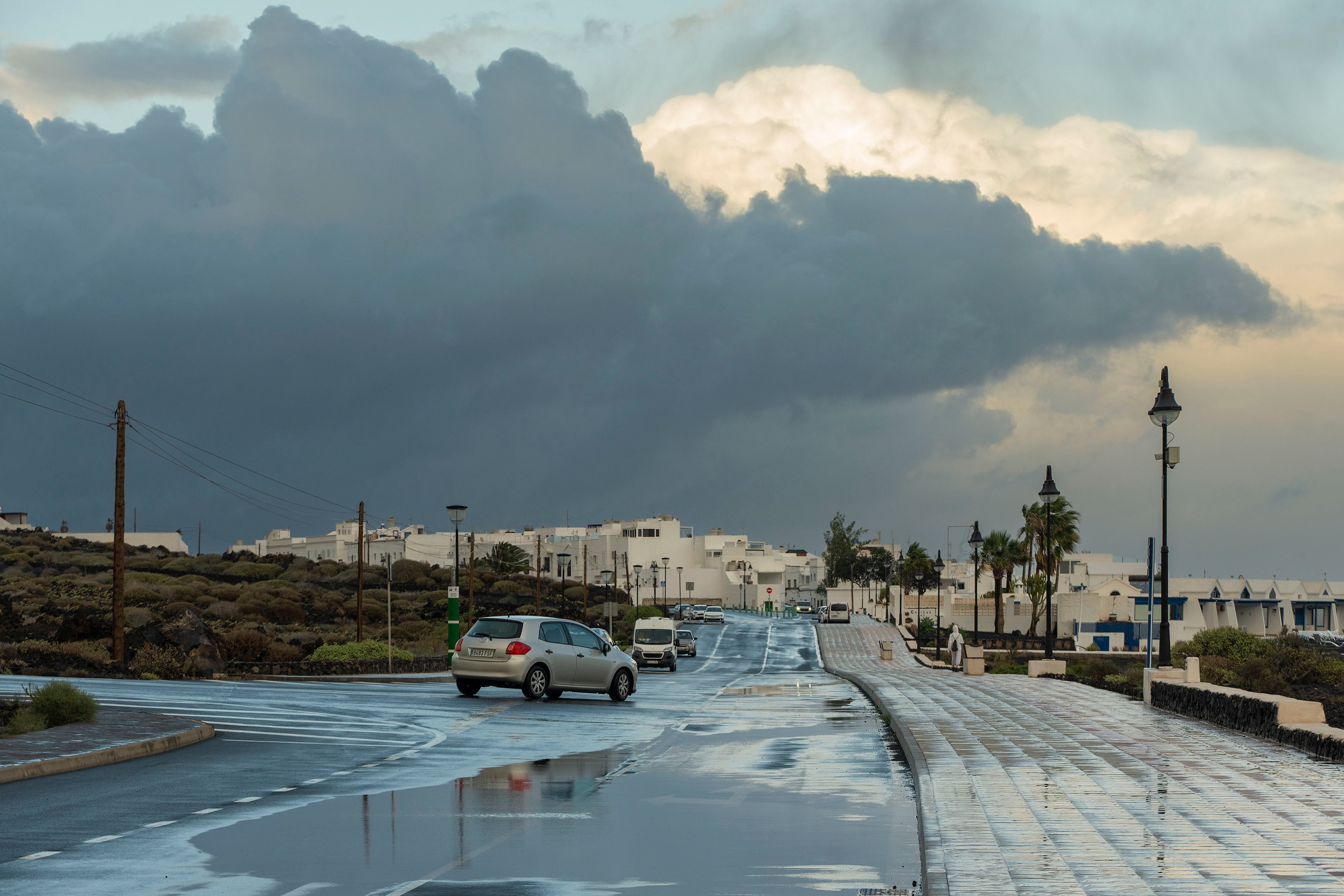 Lluvia en el pueblo de Arrieta, al norte de Lanzarote, este viernes.