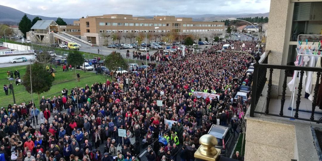 Manifestación en Verín en contra del cierre del paritorio y otros servicios en el Hospital comarcal.