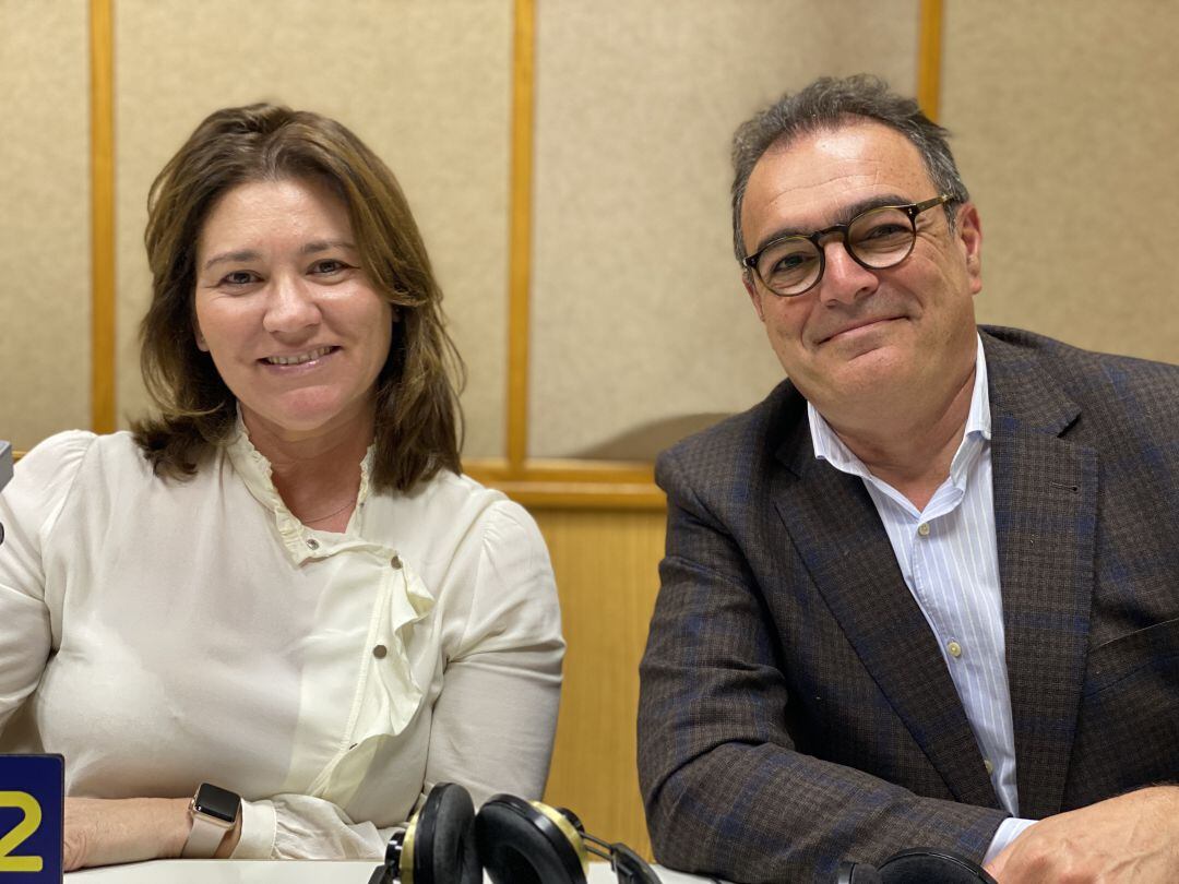 Mariló Ortiz, socia fundadora de Noon y Antonio Pérez, CEO de la firma, en los estudios de Radio Sevilla