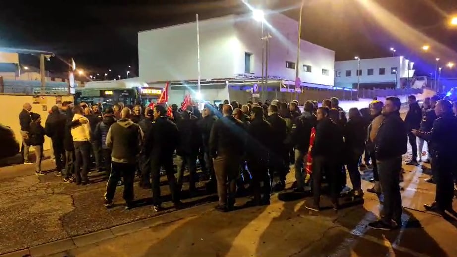 Conductores de Aucorsa y representantes sindicales a las puertas de la empresa por la huelga de autobuses.