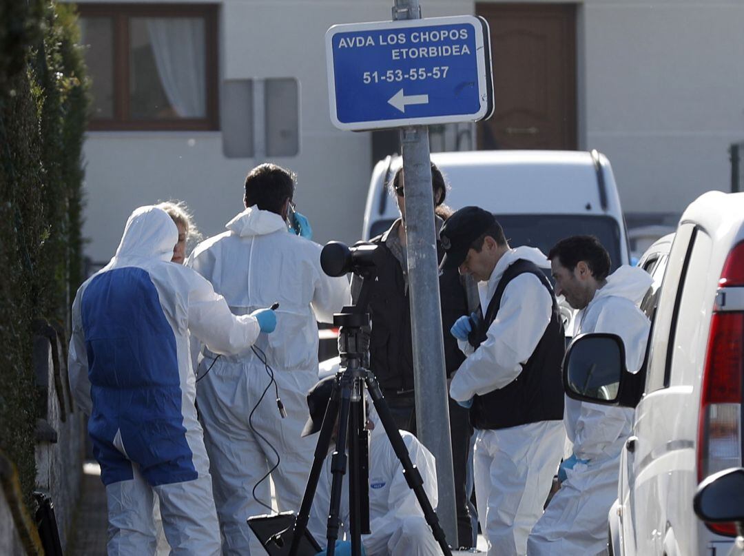 El presunto asesino, Faustino, de 60 años, fue localizado tras cometer el doble crimen en unos trasteros de Portugalete, en estado seminconsciente 