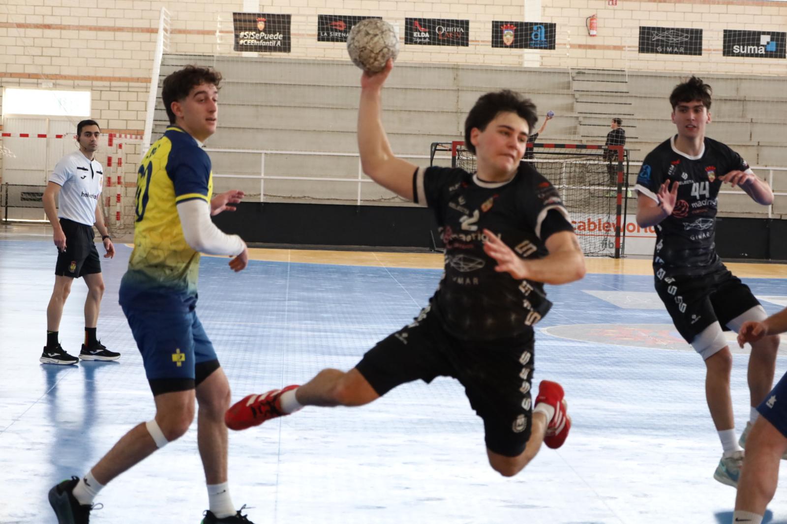 El Elda - C.E.E. no pudo empezar el año como local, con una victoria