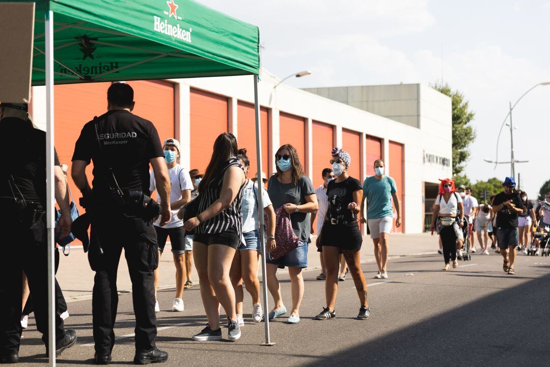 Dispositivo de seguridad privada a la entrada al recinto