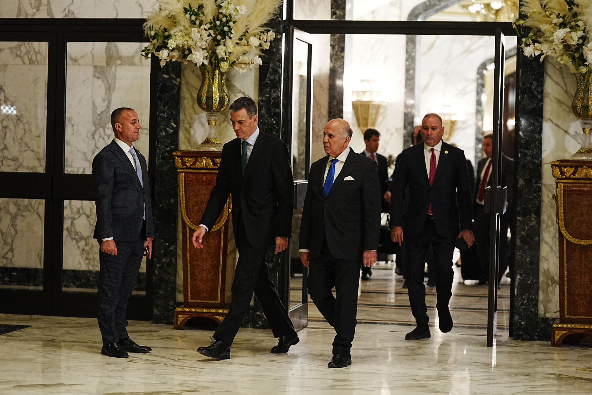 El presidente del Gobierno español, Pedro Sánchez es recibido por el ministro de Exteriores iraquí, Fuad Husein a su llegada a Bagdad ayer viernes, donde participa como invitado de honor en la cumbre de la Liga Árabe. EFE/Oficina de Medios del Primer Ministro de Irak
