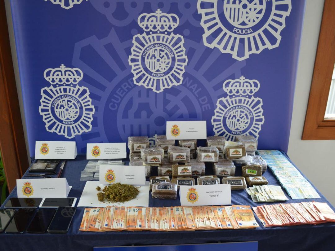 Efectos, dinero y droga incautada en la operación