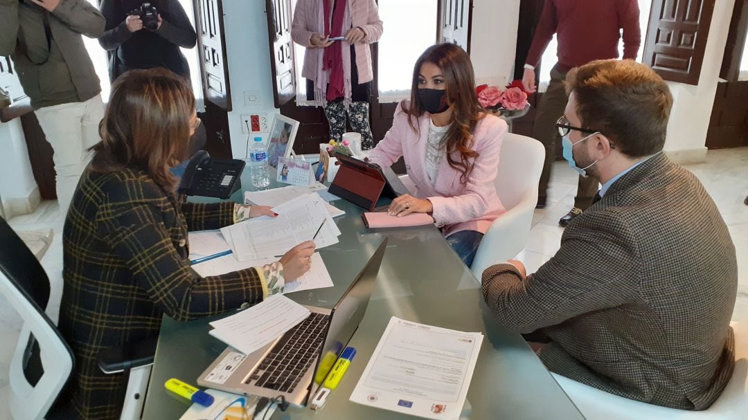 La delegada territorial de Turismo, Nuria Rodríguez, en su visita al Ayuntamiento de Ronda