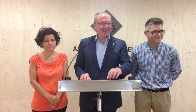 L'alcalde Carles Pellicer, acompanyat de Montserrat Viella i Marc Arza.