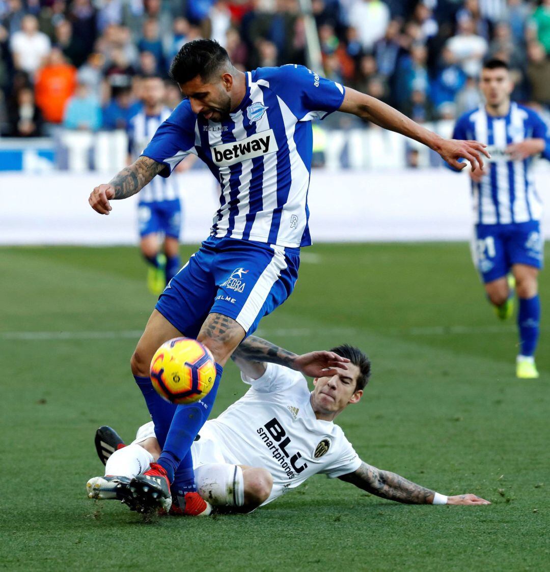 GRAF4916. VITORIA,El defensa chileno del Alavés Guillermo Maripán (i), y el delantero del Valencia Santiago Mina (c), durante el partido de LaLiga Santander correspondiente a la jornada 18ª que se disputa en el estadio en el Estadio de Mendizorrotza.- EFE, Adrián Ruiz del Hierro