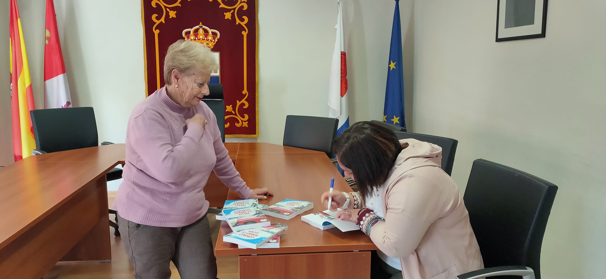 Celia Sierra firmando ejemplares de la novela