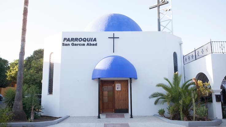 El padre Ángel presenta la reliquia de primer grado del santo Carlo Acutis