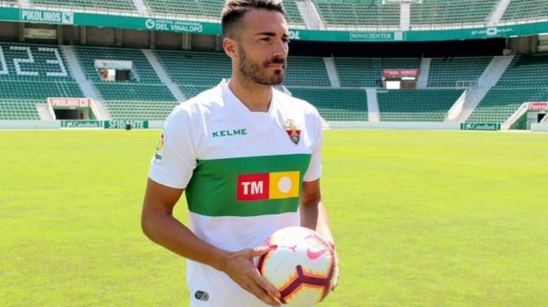 Xavi Torres posa en el Martínez Valero