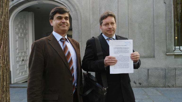 Los abogados Sergi Blázquez y Agustí Carles tras presentar la querella en el Tribunal Supremo