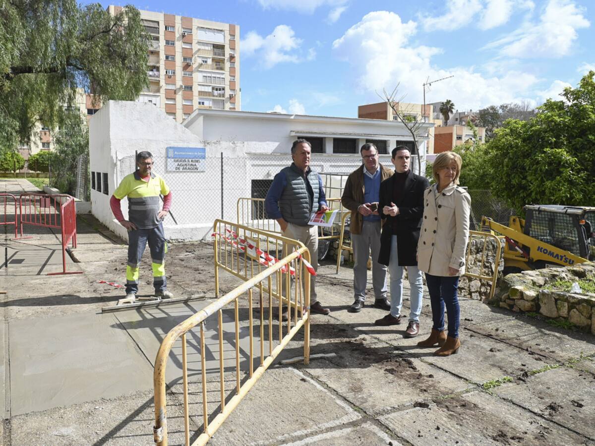 El Ayuntamiento actúa en la mejora y mantenimiento del acerado del Pasaje de ‘La Espléndida’