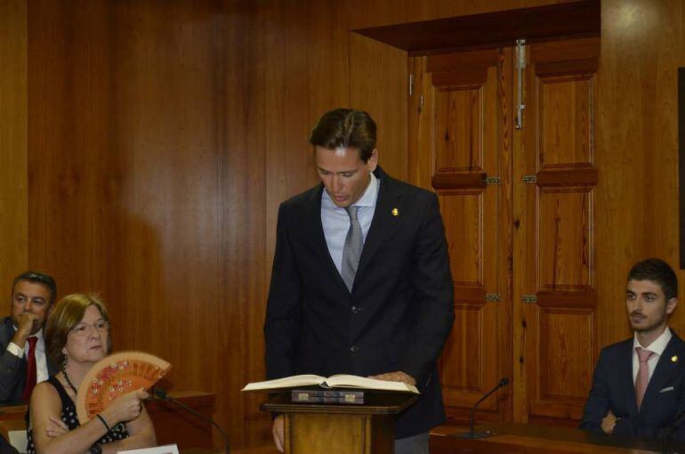 El líder de Xàbia Democrática, Óscar Antón, durante la toma de posesión como concejal del Ayuntamiento de Xàbia.