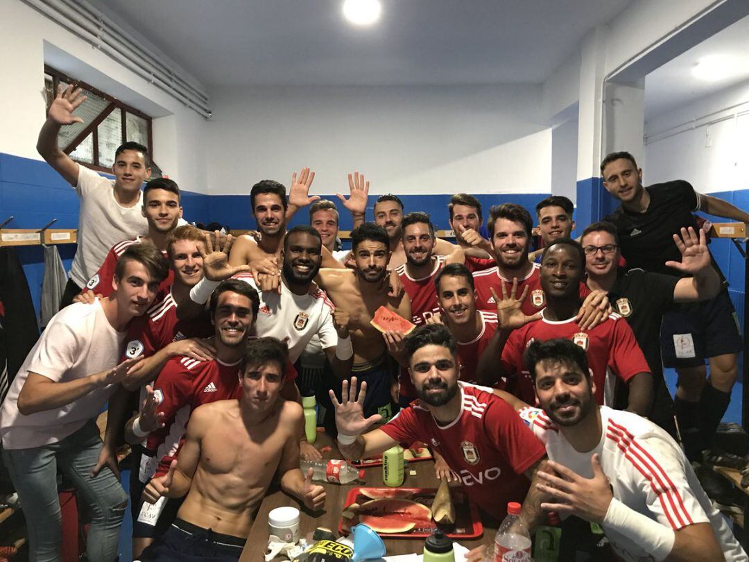 Los jugadores celebran la quinta victoria consecutiva en el vestuario