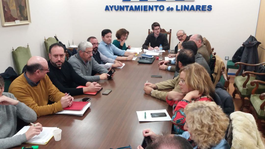 Una de las últmas mesas negociadoras en el Ayuntamiento de Linares.