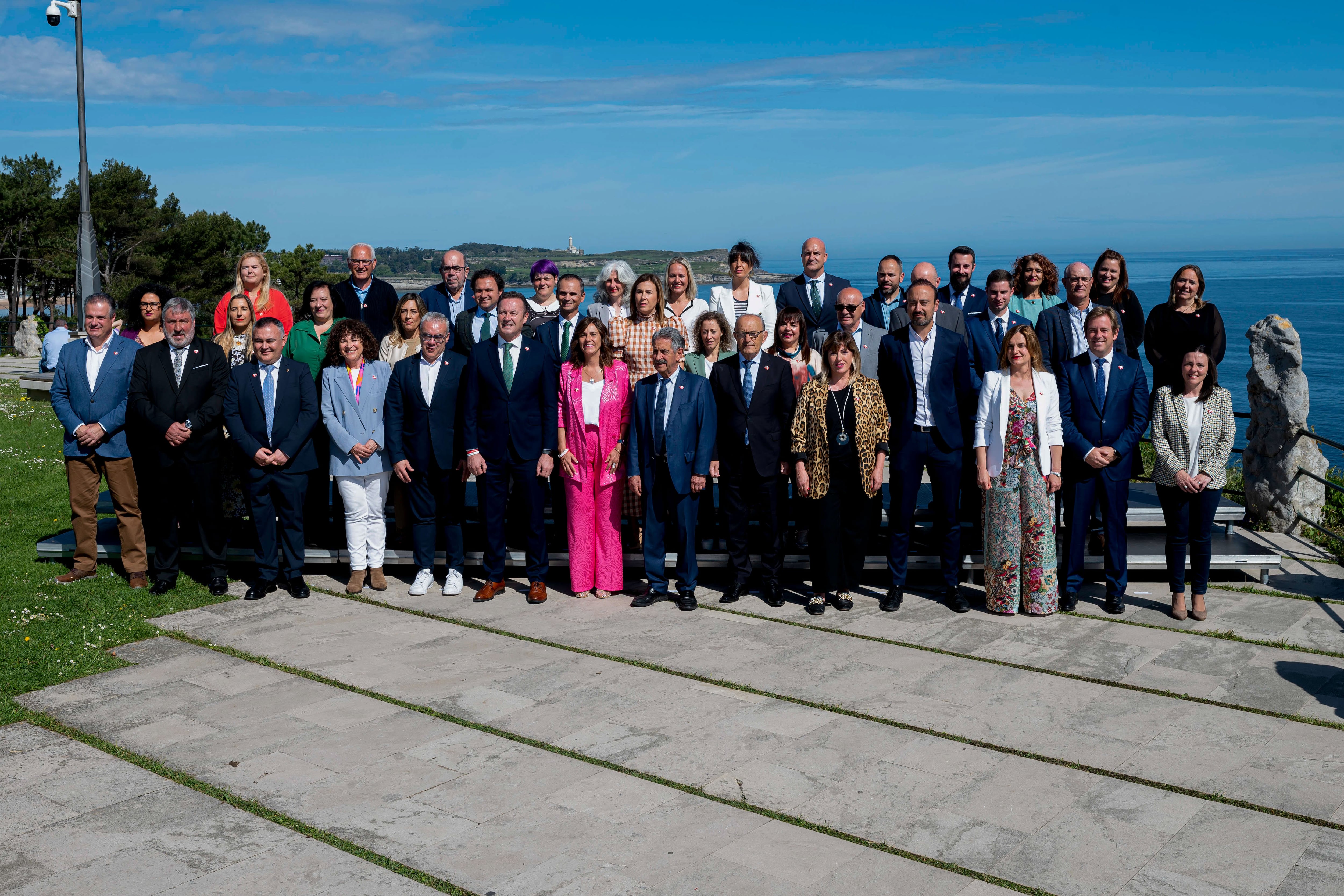 GRAF3672. SANTANDER, 05/05/2023.- El presidente del PRC y candidato a la reelección, Miguel Ángel Revilla (c), junto a los candidatos al Parlamento de Cantabria, durante la foto de familia que han realizado este viernes en Santander. EFE/Pedro Puente Hoyos
