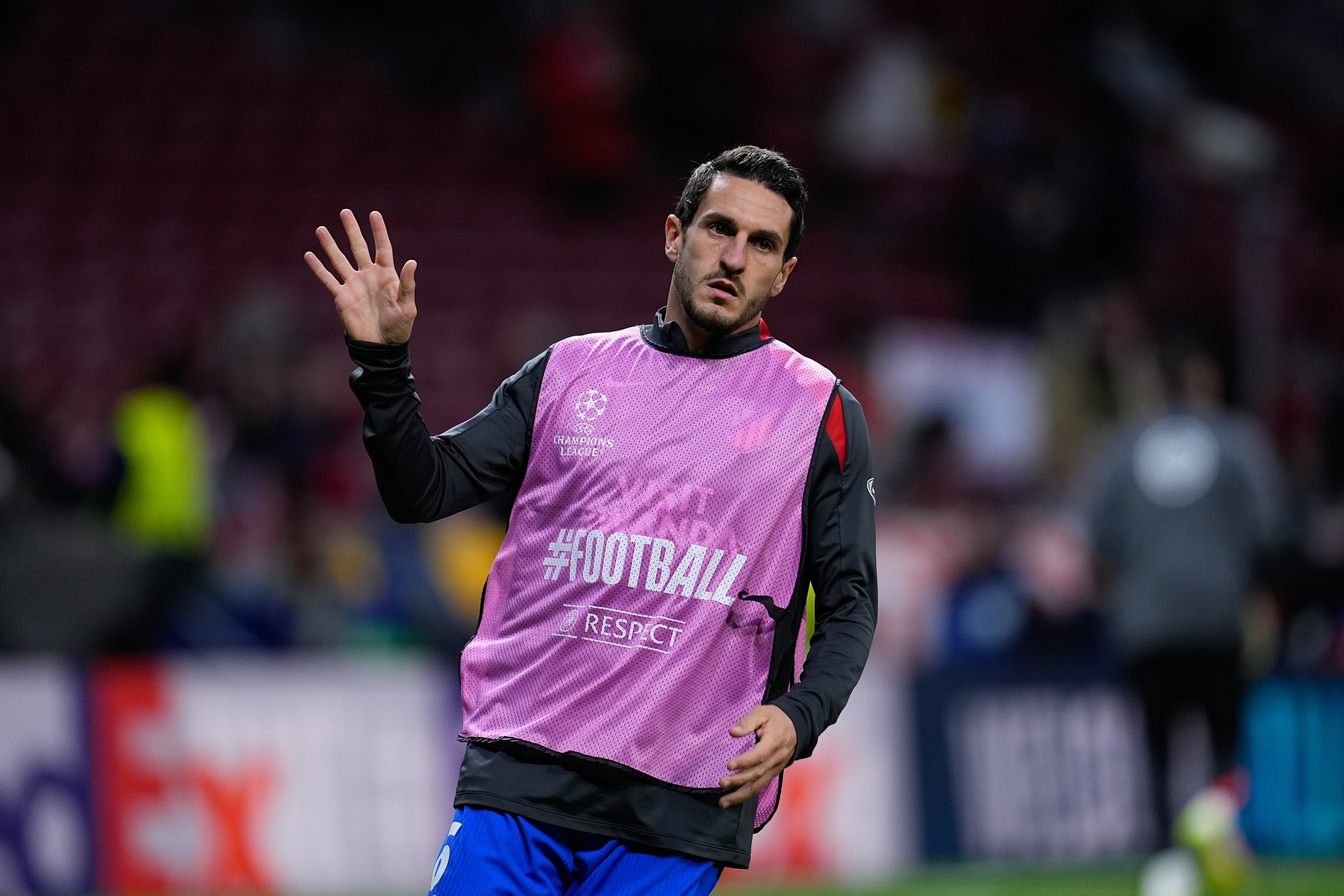 Koke calienta antes de un partido con el Atlético de Madrid