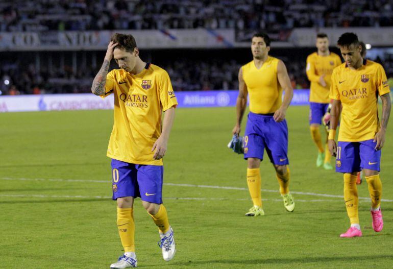 El delantero argentino del Barcelona Leo Messi (i), seguido por Luis Suárez (c) y Neymar (d), al final del partido frente al Celta