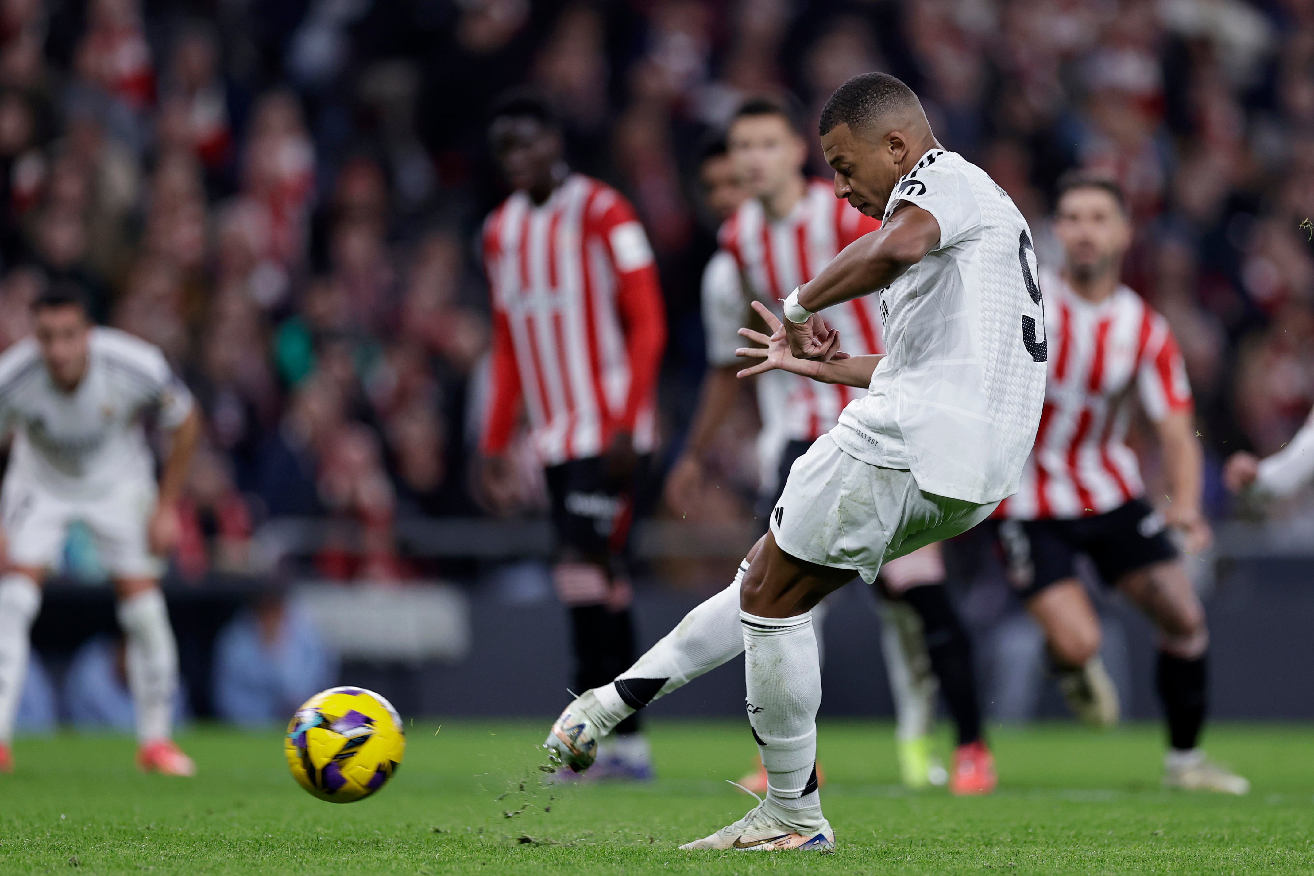 Kylian Mbappé lanza el penalti del Athletic Club - Real Madrid