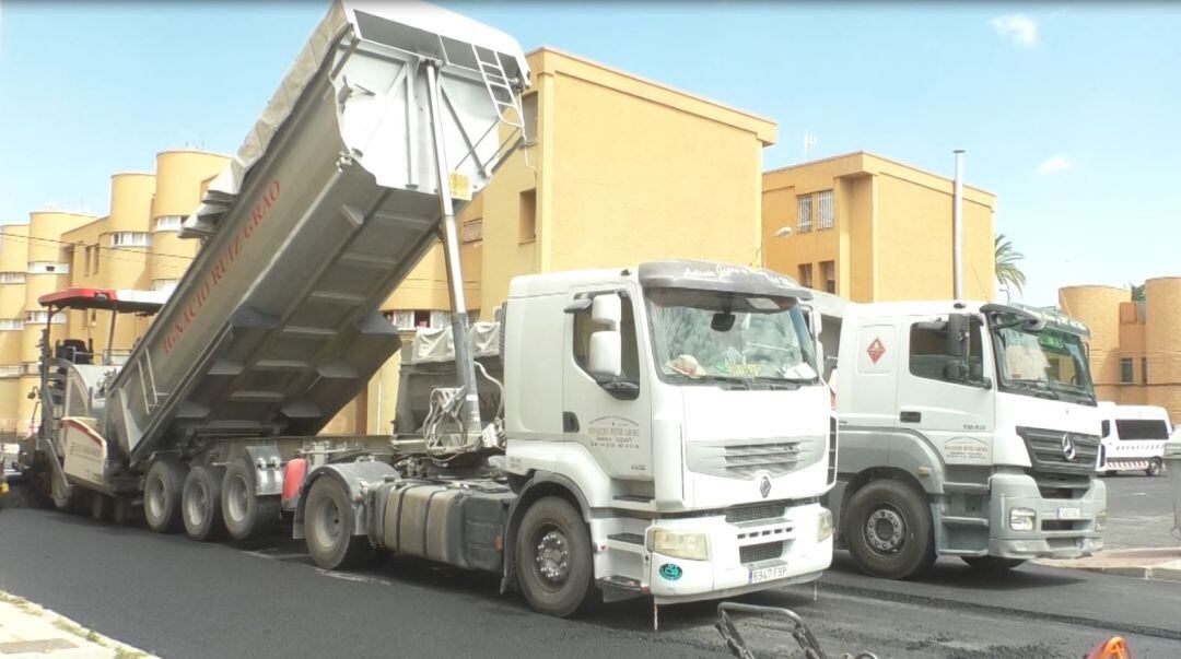 Obras de asfaltado en Los Palmerales