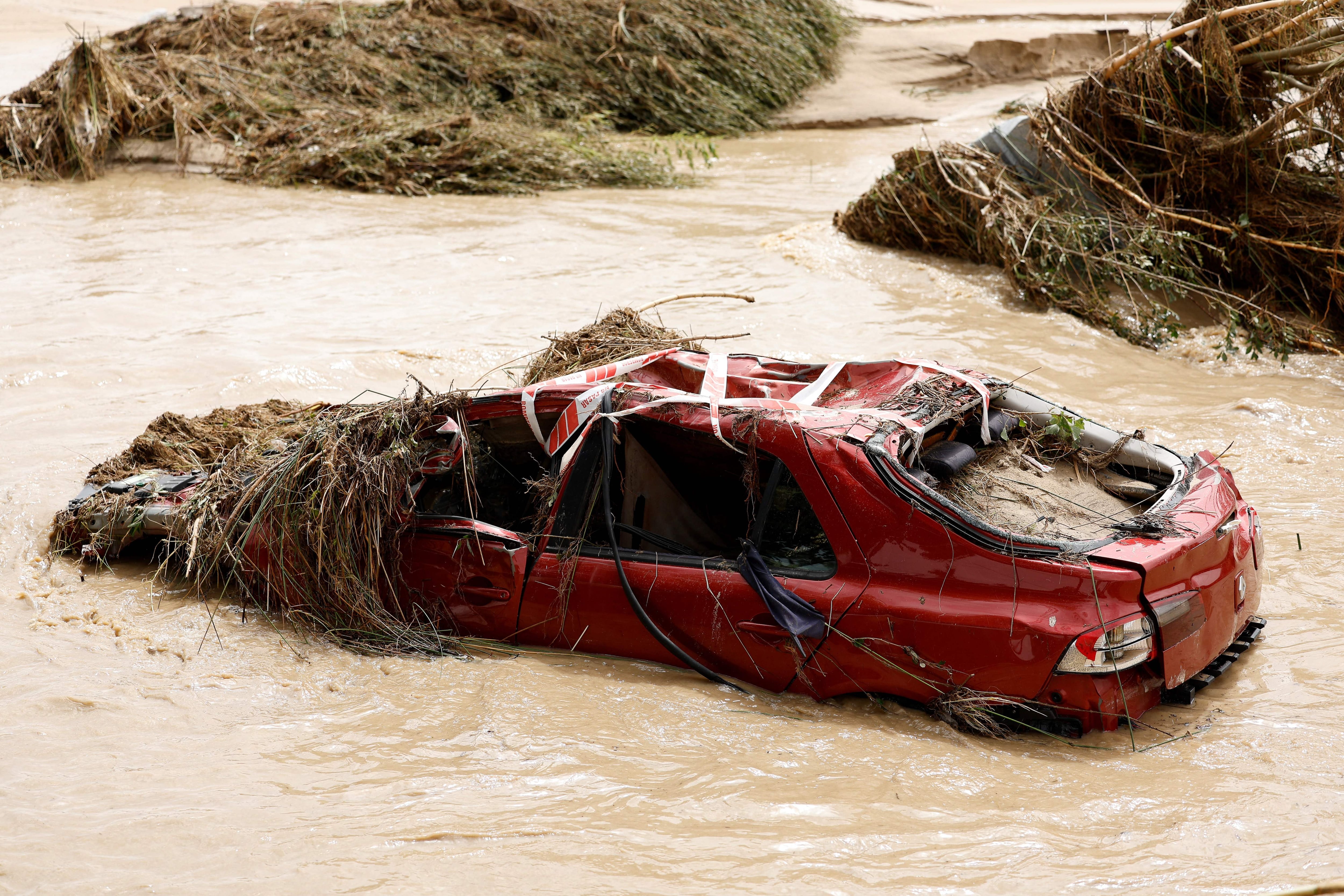 Un coche atrapado en el agua en Aldea del Fresno (Madrid)