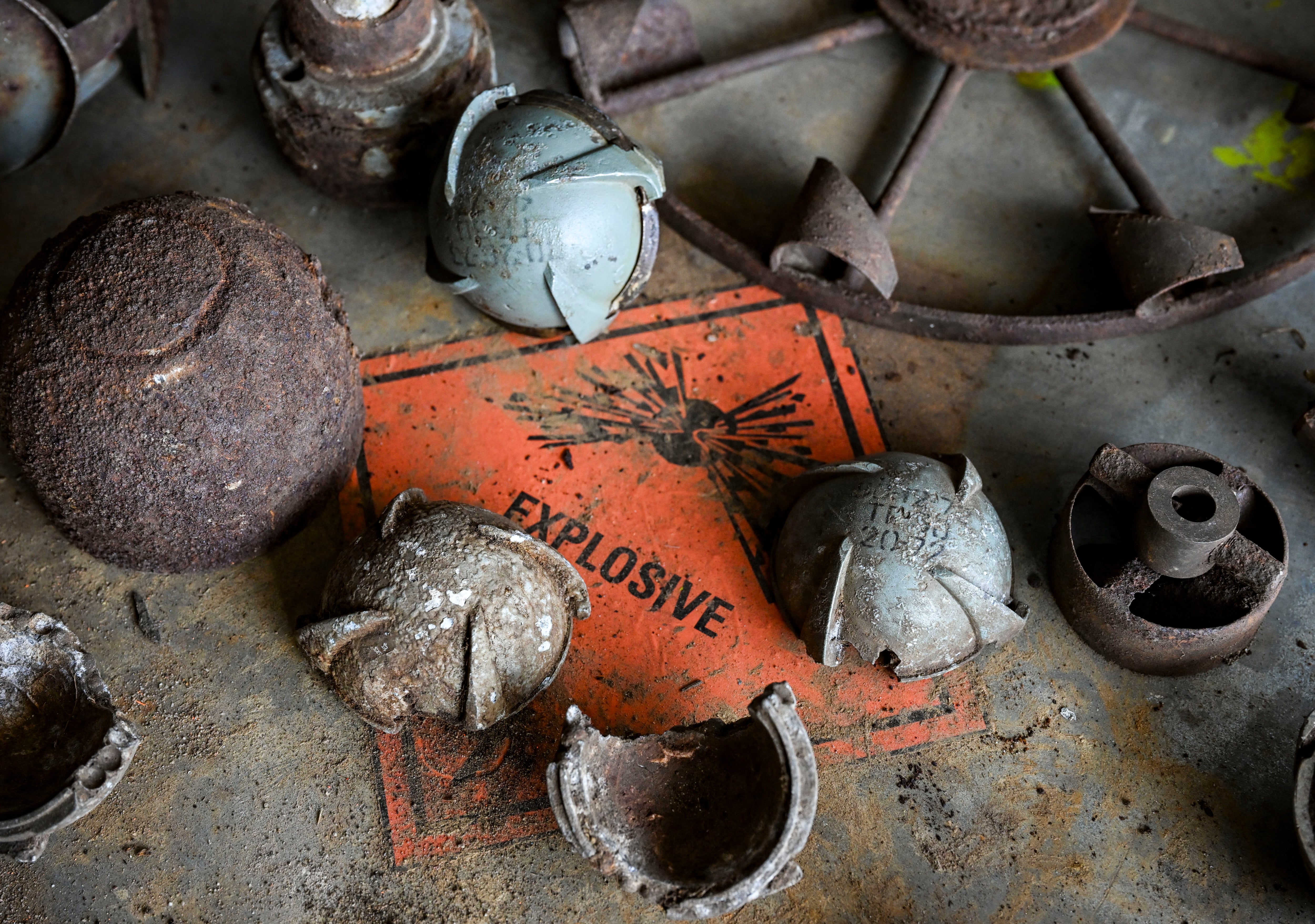 Restos de bombas de racimo de fabricación rusa encontrados en el antiguo campo de entrenamiento militar alemán de Kyritz-Ruppiner