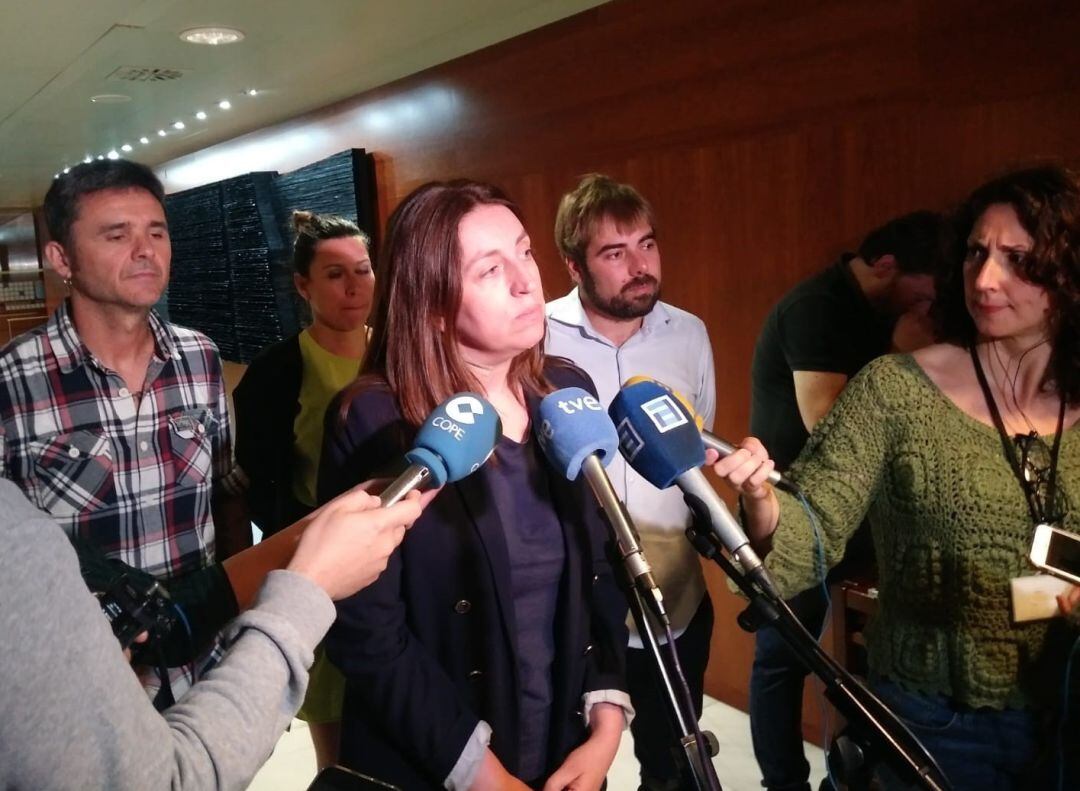 La portavoz de Podemos en la Junta General, Lorena Gil, comparece ante los medios acompañada por los otros tres diputados regionales de la formación.