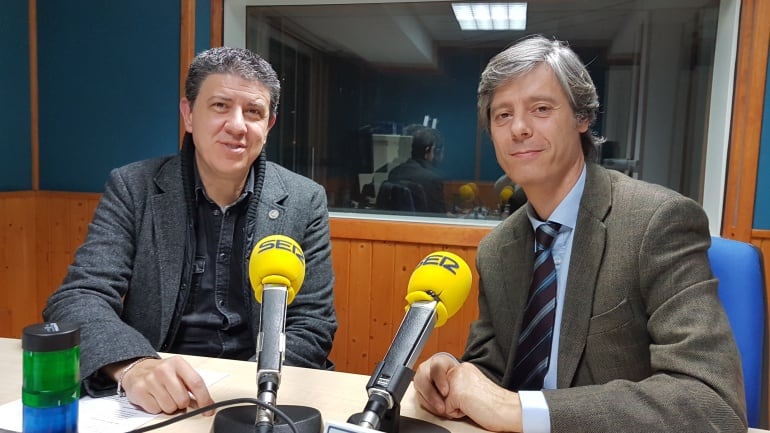 Paco Sierra y Carlos Pajares en el estudio de la Ventana de Cantabria durante la tertulia 