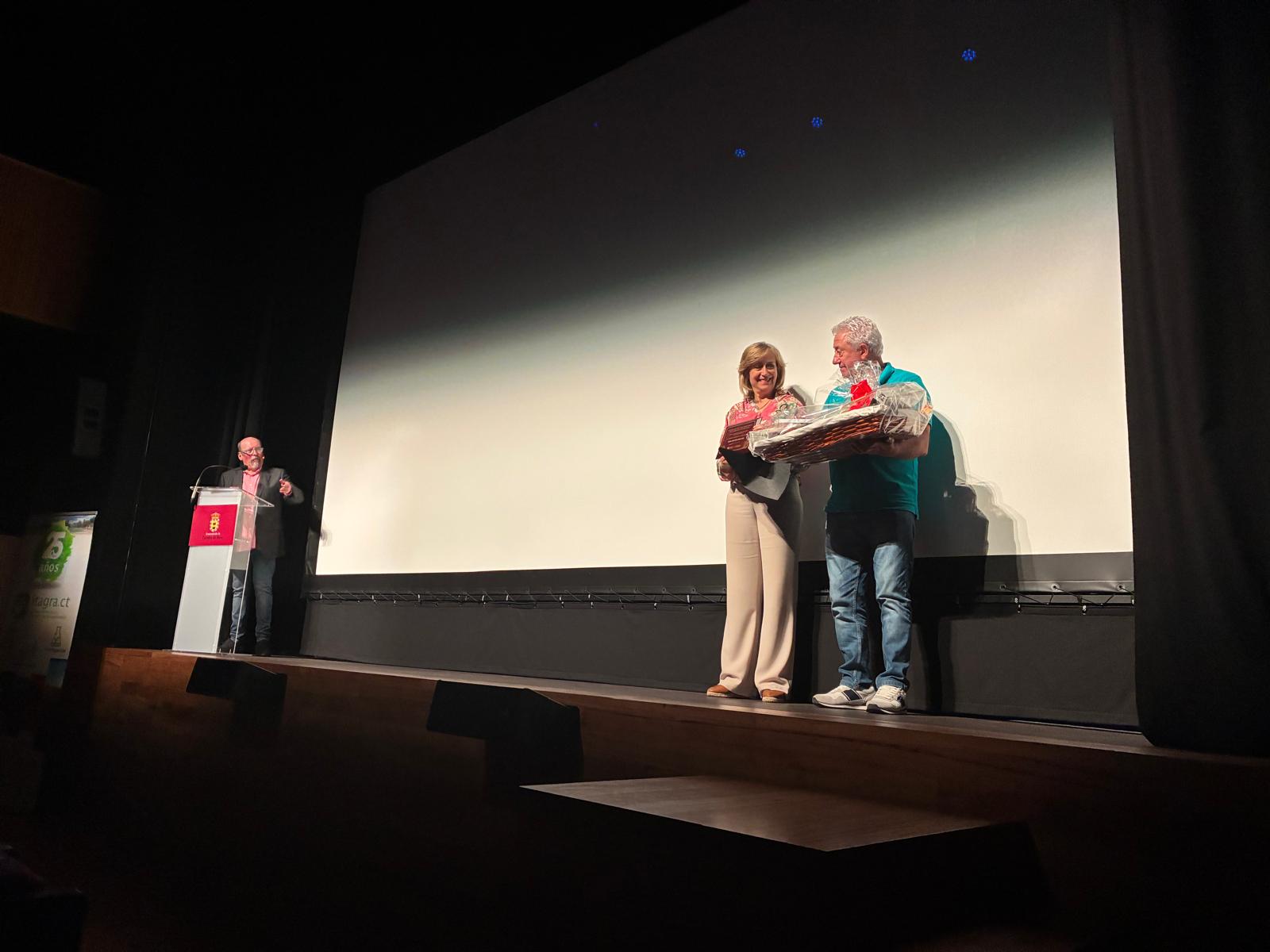 Imagen de uno de los premiados junto a la vicepresidenta de la Diputación de Palencia