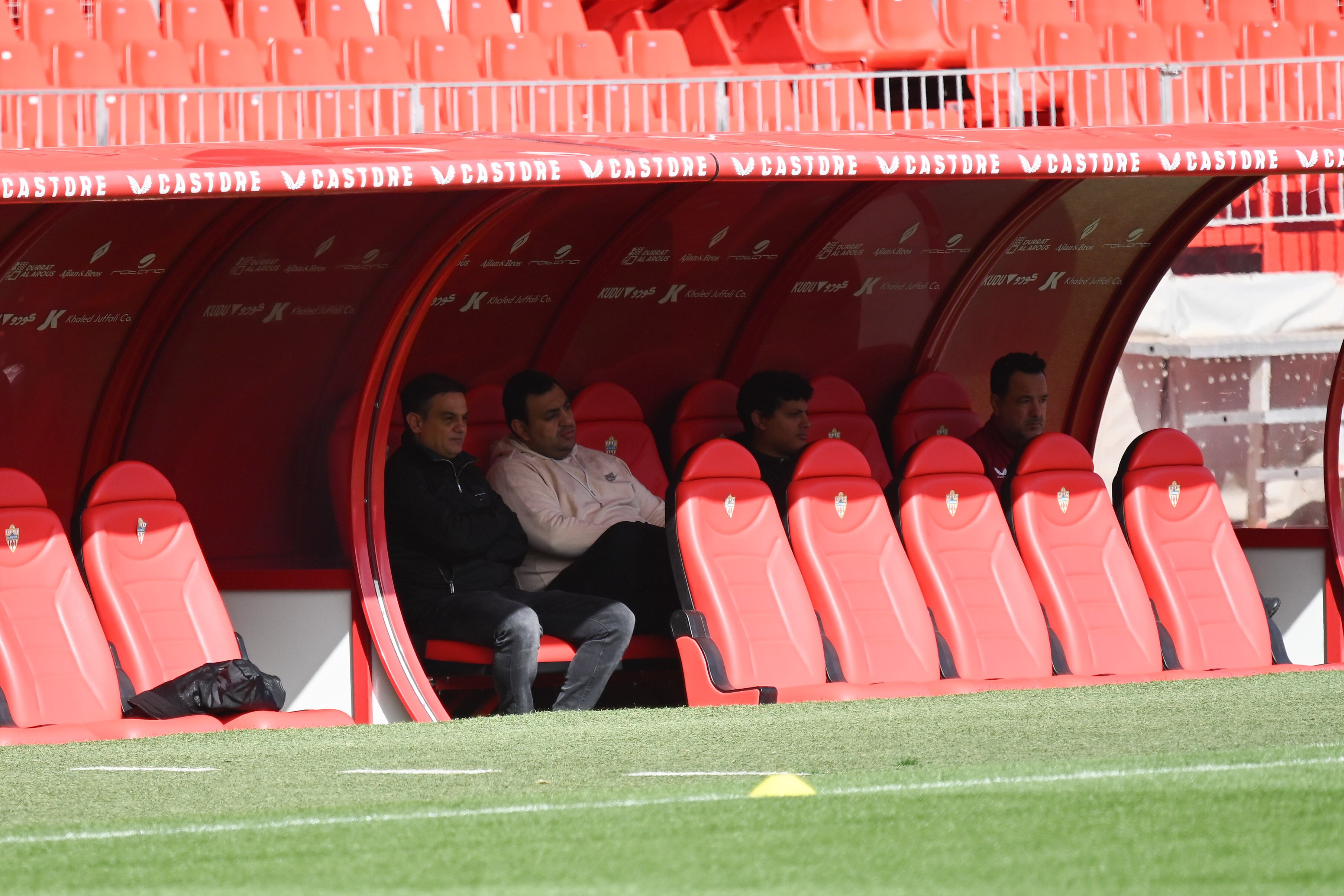 Joao Gonçalves con Mohamed Adel en el entrenamiento del Almería en el Estadio de los Juegos Mediterráneos.