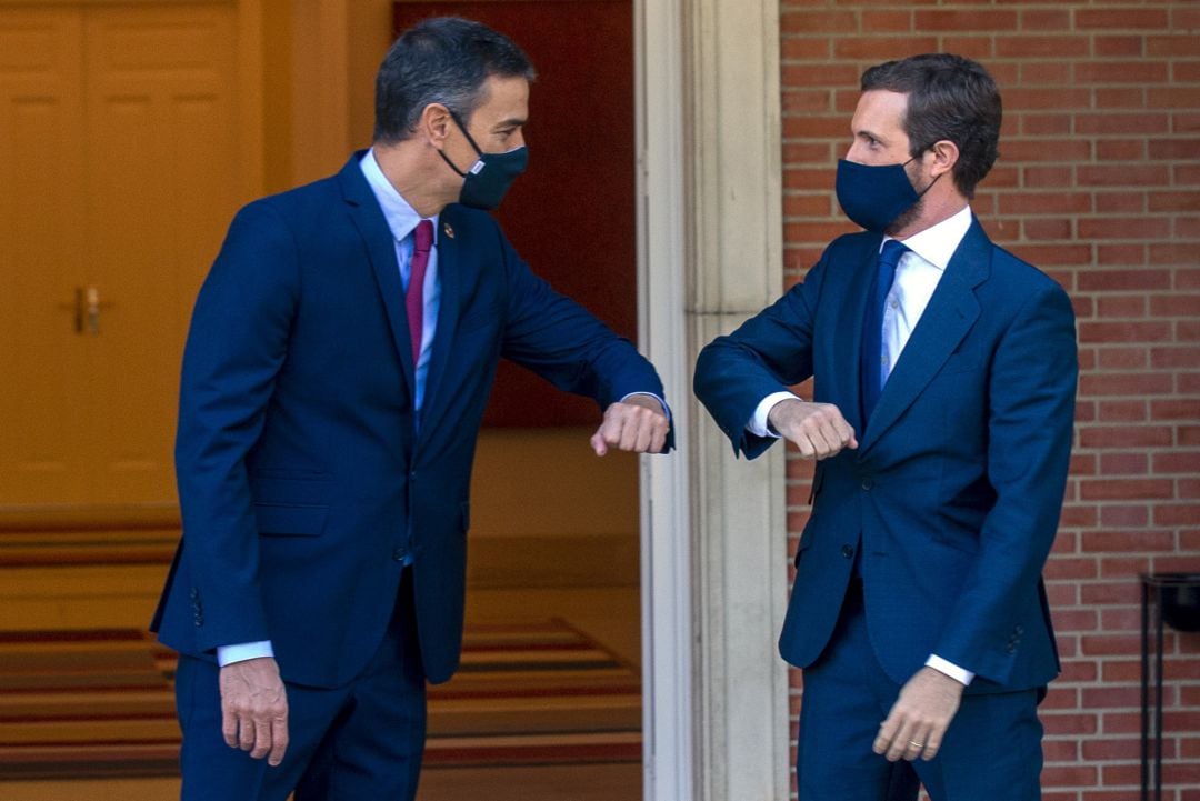 El presidente del Gobierno, Pedro Sánchez y el entonces presidente del PP, Pablo Casado, en una reunión en diciembre de 2021