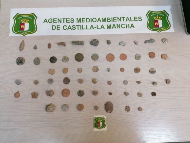 Monedas y otros objetos decomisados