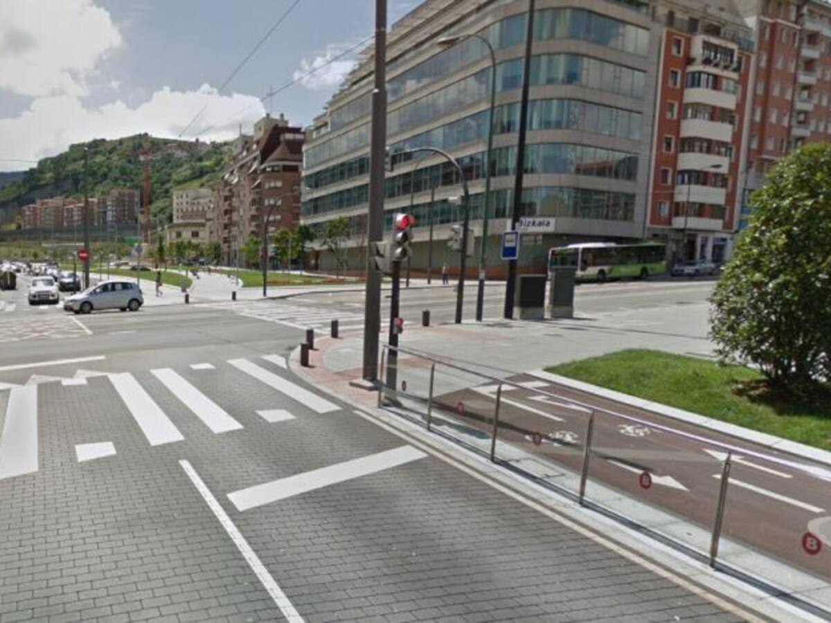 Muere una ciclista tras ser atropellada por un camión en Bilbao