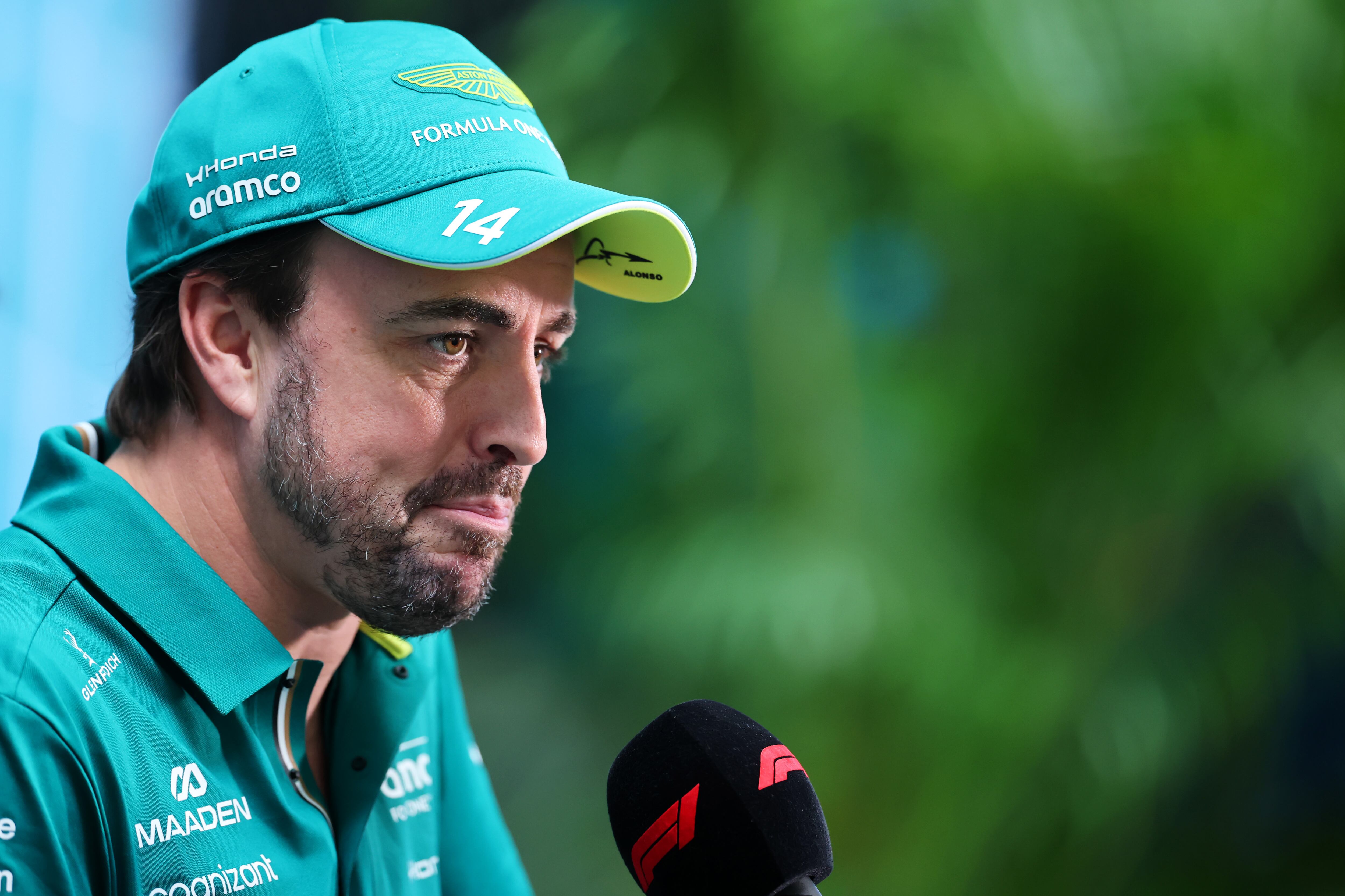 Fernando Alonso atendiendo a los medios