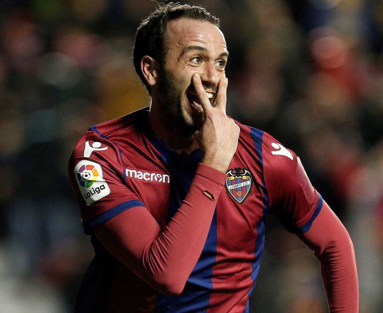 El centrocampista italiano del Levante Gianpaolo Pazzini celebra su gol, el segundo del equipo ante el Real Madrid