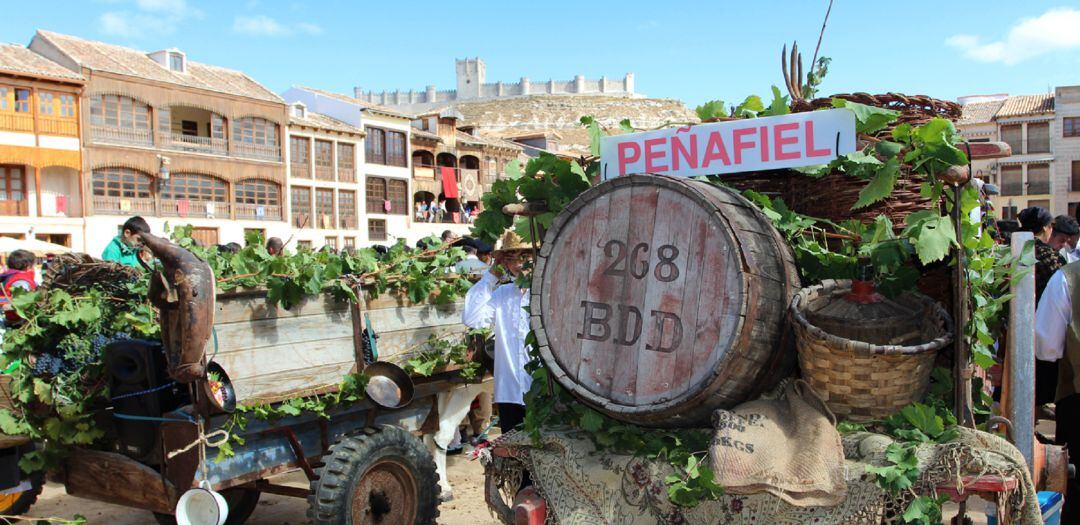 Carros participantes en el desfile de la vendimia de Peñafiel