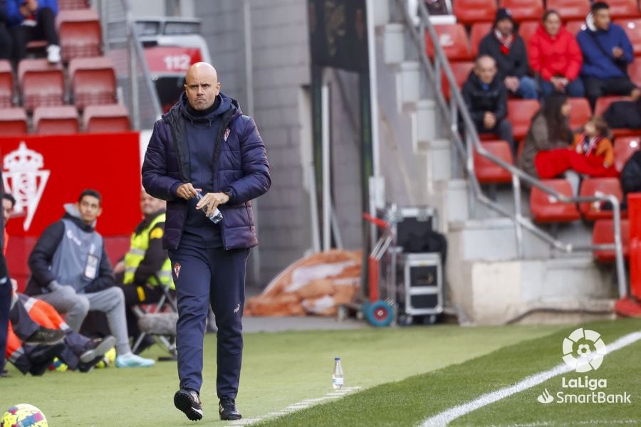 Miguel Ángel Ramírez camina por el área técnica durante el partido de su debut liguero como técnico del Sporting, frente al Zaragoza.