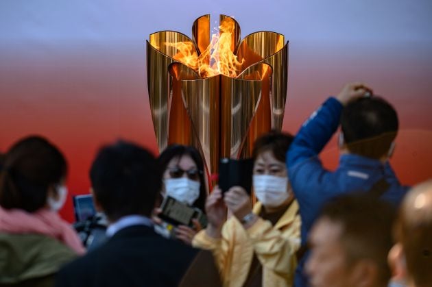 Visitantes fotografían la llama olímpica de Tokio