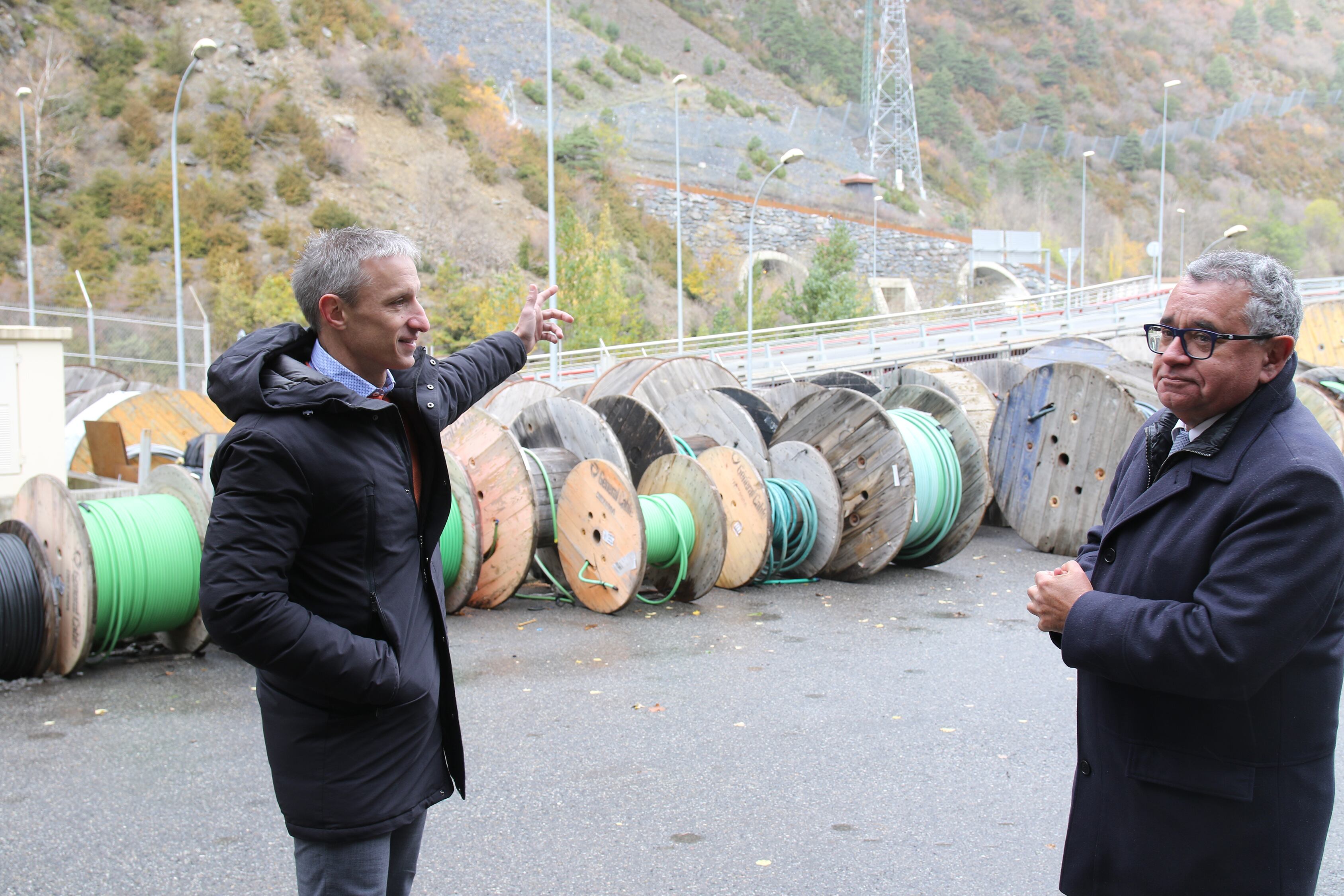 EL director d’Enginyeria de FEDA, Marc Calvet, i el director general de FEDA, Albert Moles, davant la línia d’alta tensió Encamp-La Gonarda-Grau Roig.