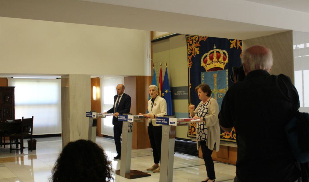 Los responsables del Ejecutivo regional durante la rueda de prensa. 