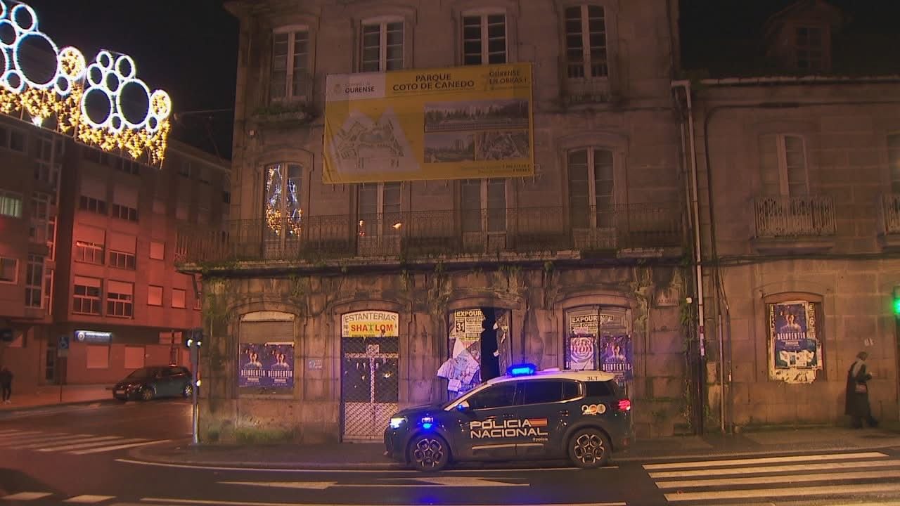 Un coche de la policía nacional delante del edificio abandonado donde apareció el cuerpo