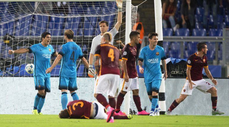 ROM02. ROMA (ITALIA), 16/09/2015.- El delantero uruguayo del FC Barcelona Luis Suárez (izda) celebra con Ivan Rakitic (2i) el primer gol conseguido ante la AS Roma, durante el partido del grupo E de la Liga de Campeones disputado en el estadio Olímpico de