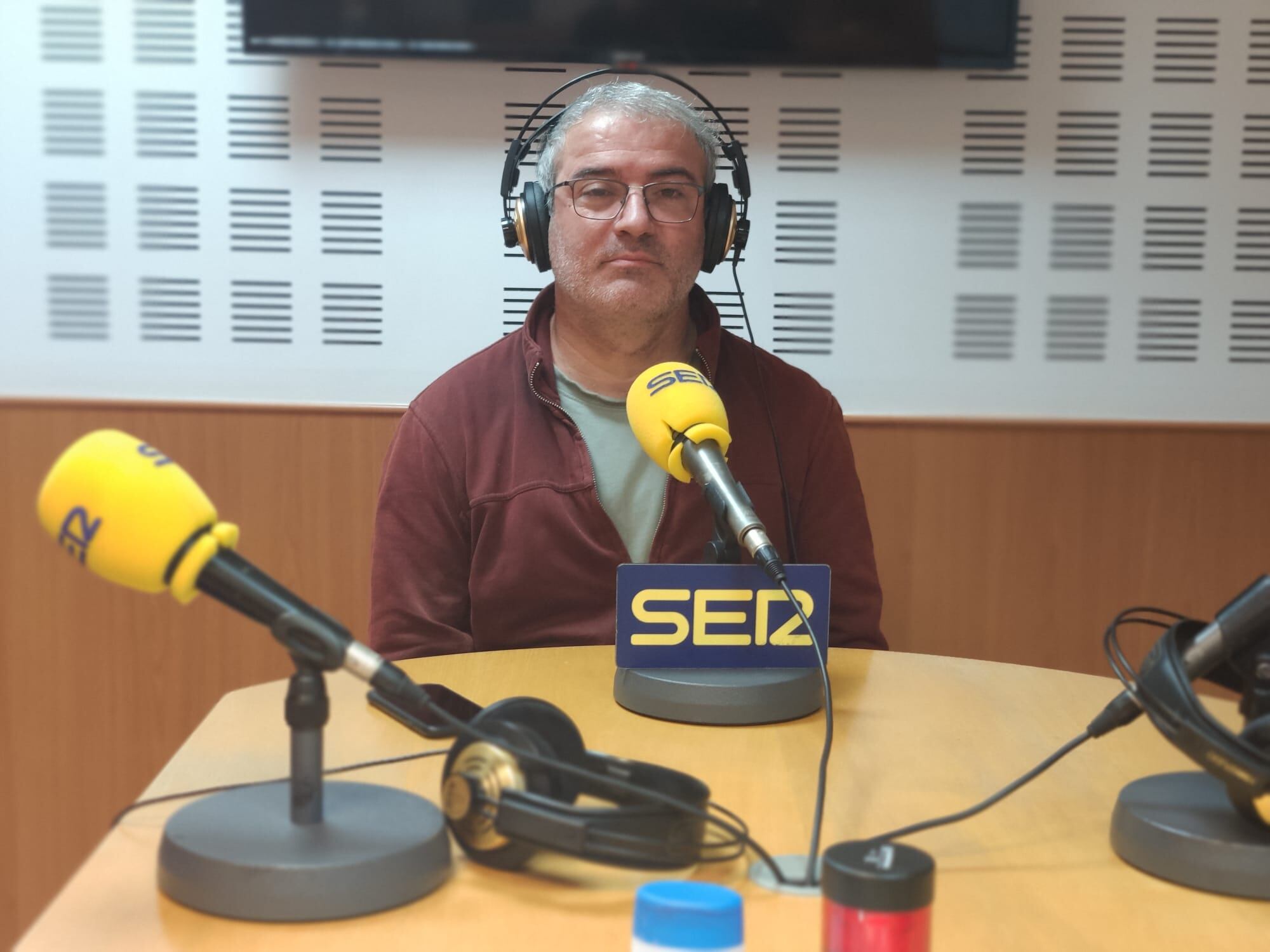 Pedro García, presidente de AA.VV de La Viña en los estudios de Radio Lorca SER.