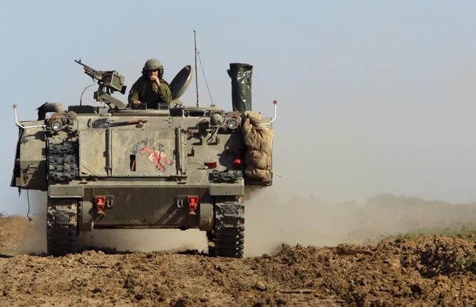 Un tanque israelí junto a la frontera norte de Gaza